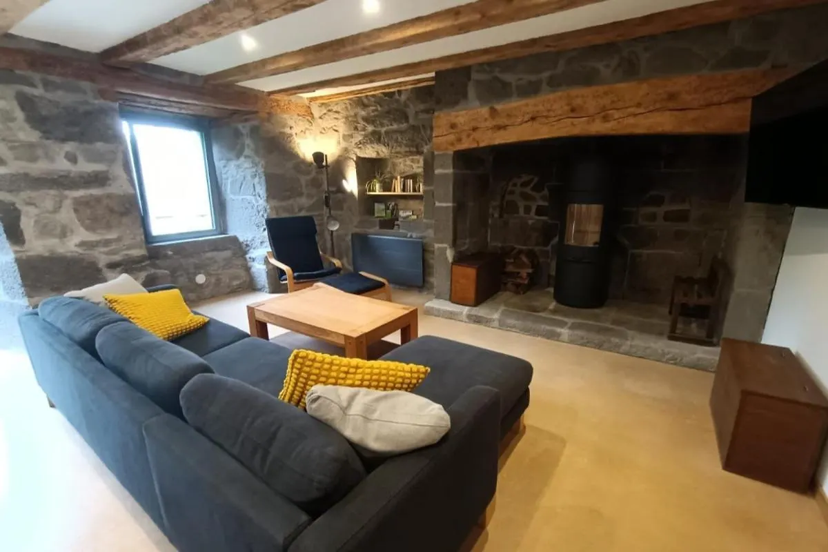 Gite Pour 9 Personnes Avec Jardin A Proximite Du Puy Mary Le Claux 0*,  France